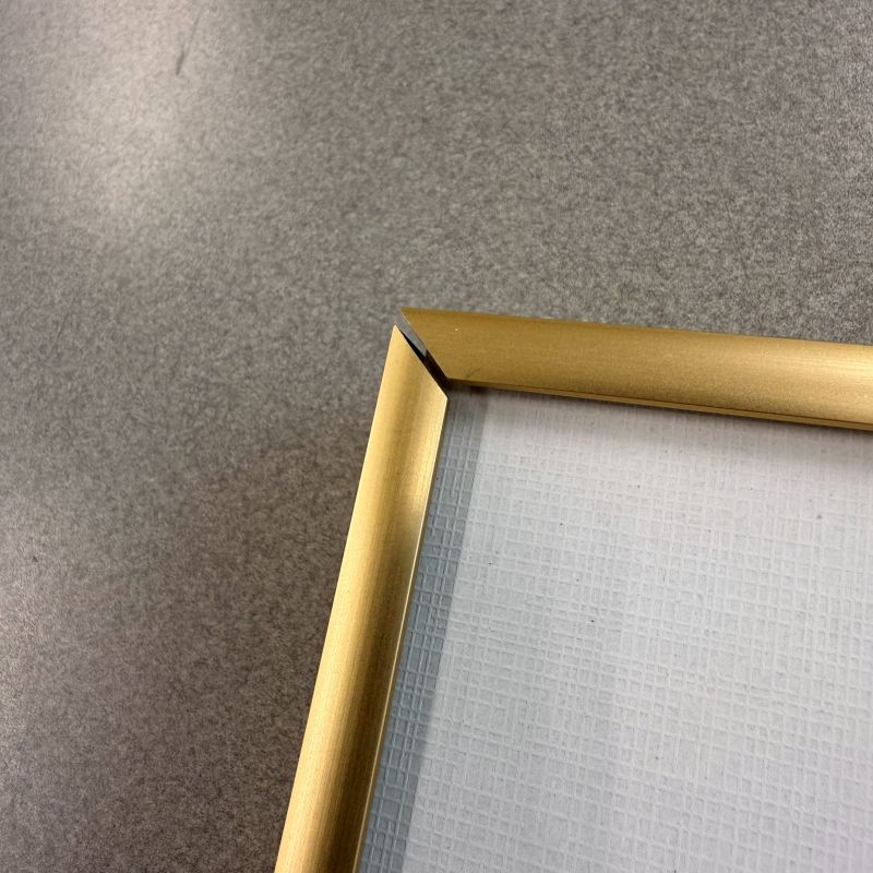 角にすき間が見えるスリムエイトのイメージ写真（1）