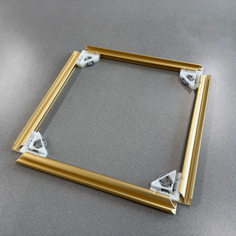 フレーム四辺を開いた状態