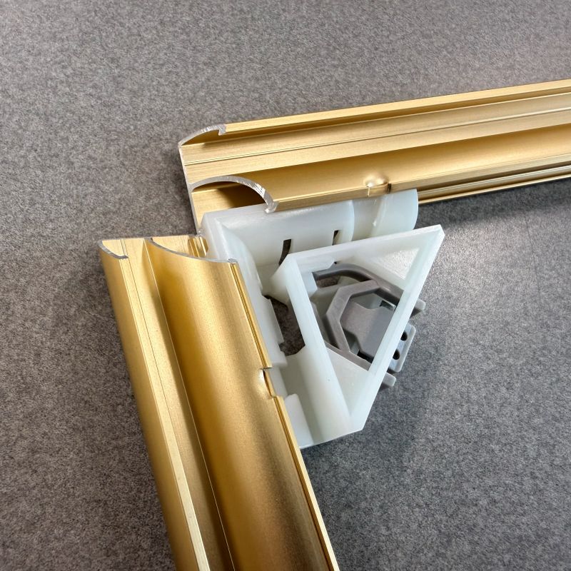 フレームを開いた状態。コーナー部のアップ（1）