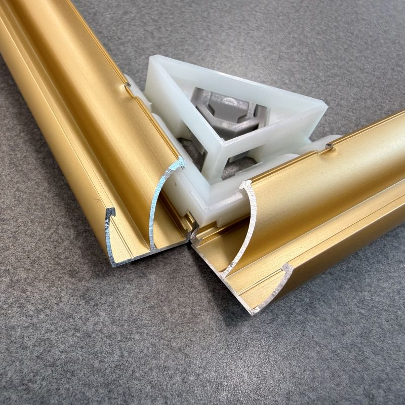 フレームを開いた状態。コーナー部のアップ（2）