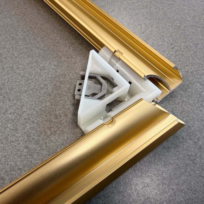 フレームを開いた状態。コーナー部のアップ（3）