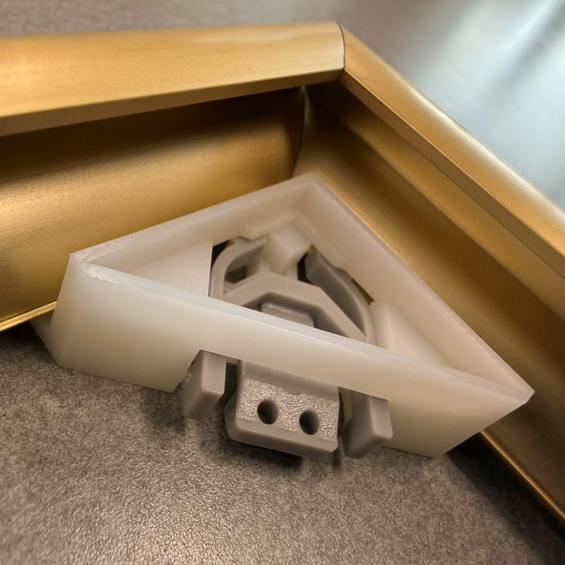 フレームを閉じた状態。コーナー部のアップ（1）