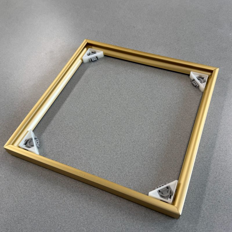 中身を取り除いてフレーム四辺を閉じた状態