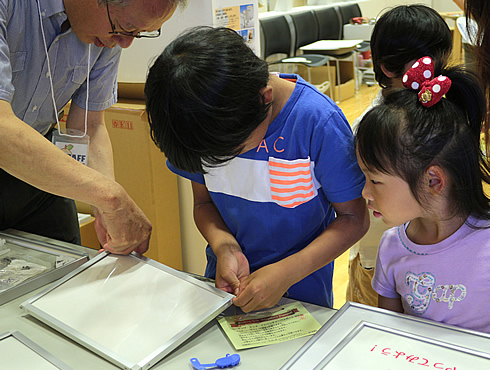 当日は、弊社代表の駒村も参加し、子どもたちと一緒にソフケンフレームを組み立てました。