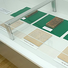 「三冊の遺稿手帳」 ── 貴重な紙資料の展示に最適な3面アクリル展示ケースです。
