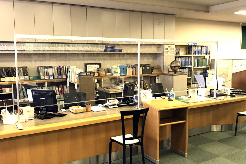 成田市立図書館様 受付カウンター対応飛沫防止パーテーション 導入写真（1）