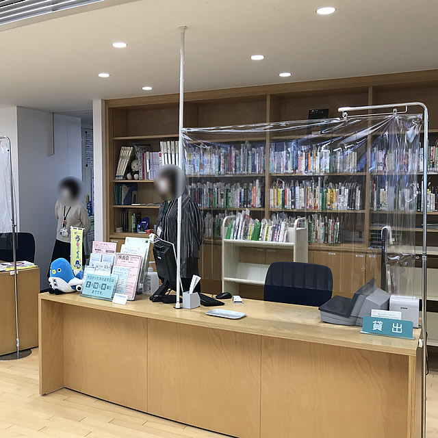成田市立図書館様 受付カウンター 飛沫防止パーテーション 導入前（2）