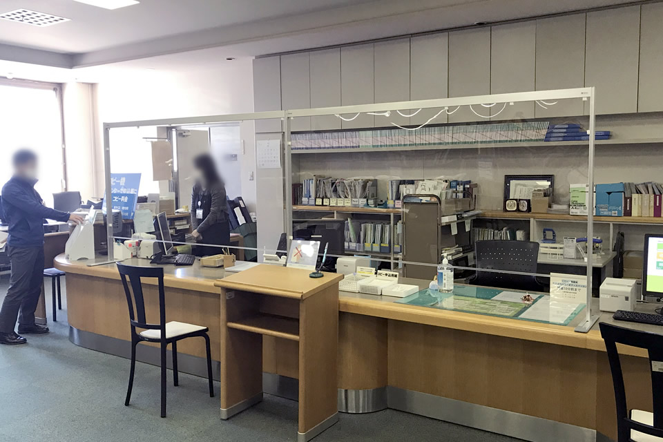 成田市立図書館様 受付カウンター対応飛沫防止パーテーション 導入写真（2）