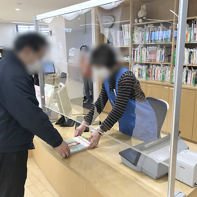 成田市立図書館様 受付カウンター対応飛沫防止パーテーション 導入写真（4）