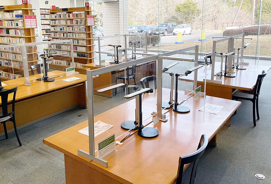 成田市立図書館様 本館1階にある読書用テーブル 導入写真（1）