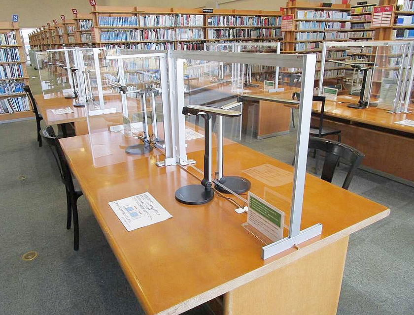成田市立図書館様 本館1階にある読書用テーブル 導入写真（2）