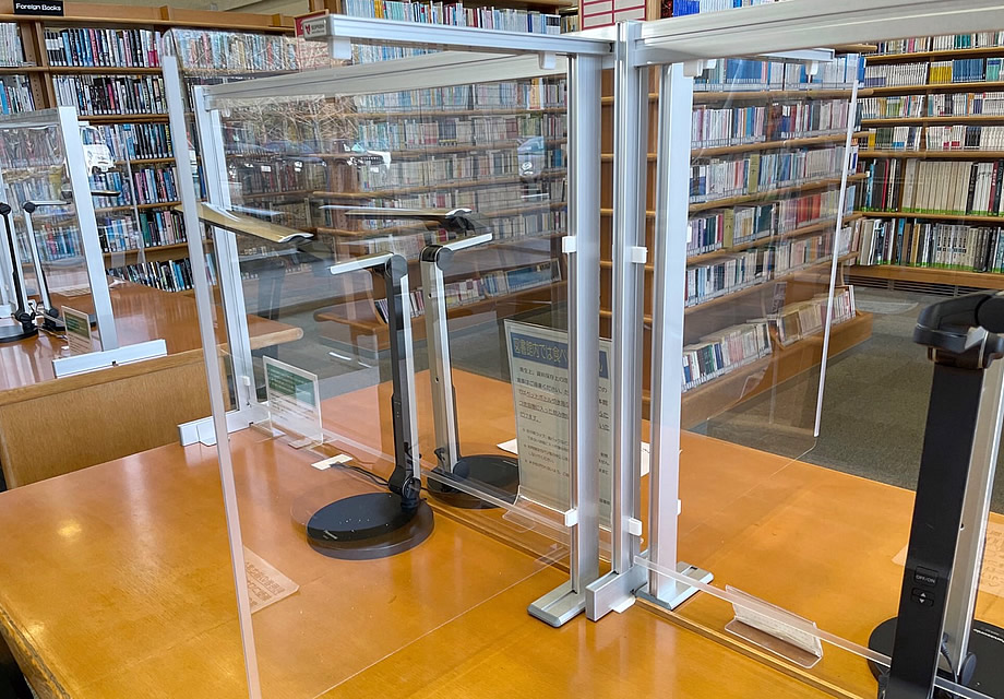 成田市立図書館様 本館1階にある読書用テーブル 導入写真（3）