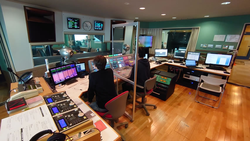 ベイエフエム様ラジオスタジオの調整室風景（1）