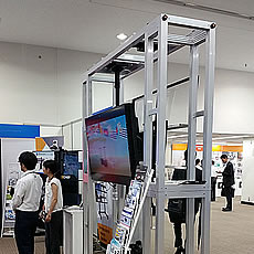 AV機器メーカーのショールームに設置された特注の大型モニター展示什器です。現地で短時間で組み立てできるように設計しました。